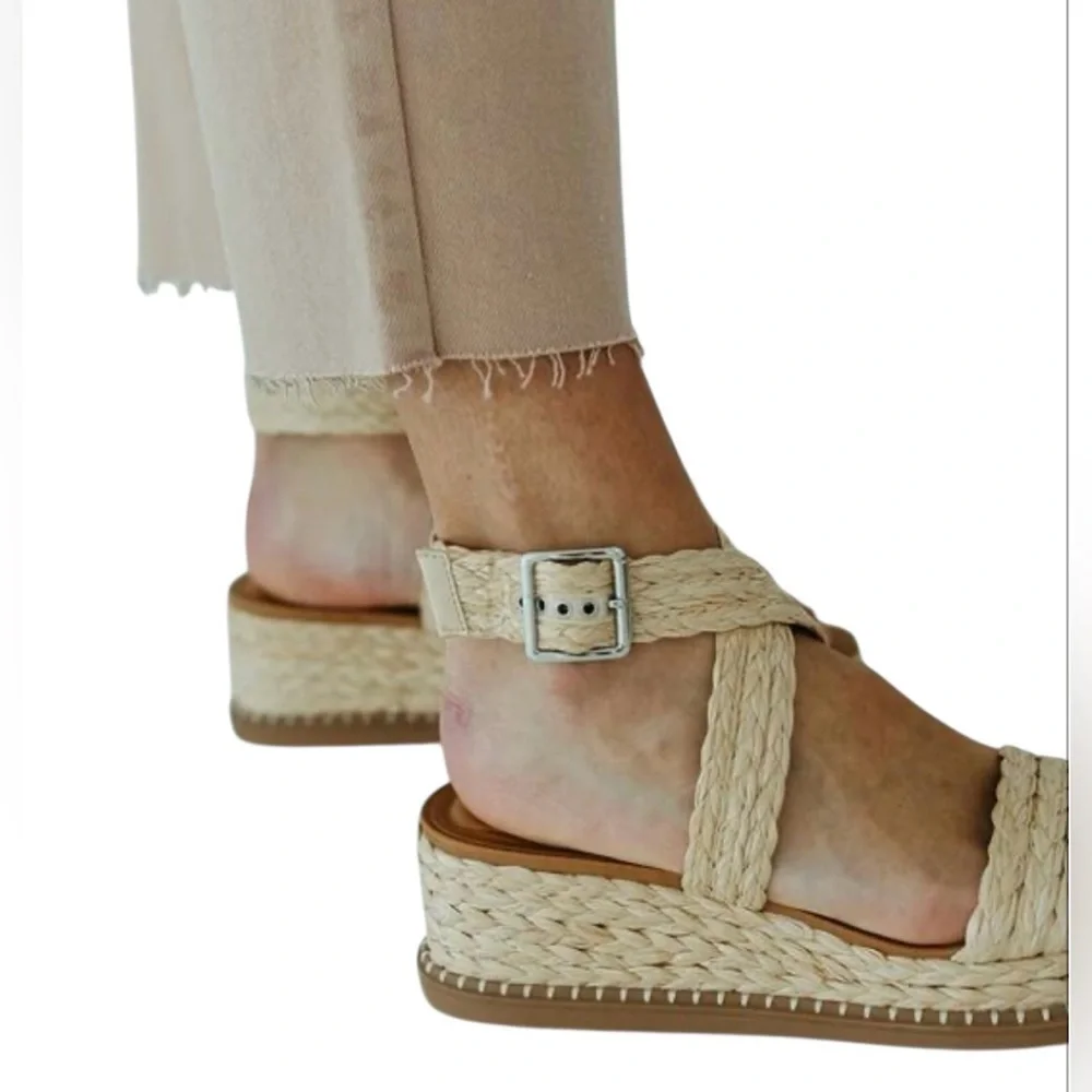 Universal Thread stylish platform